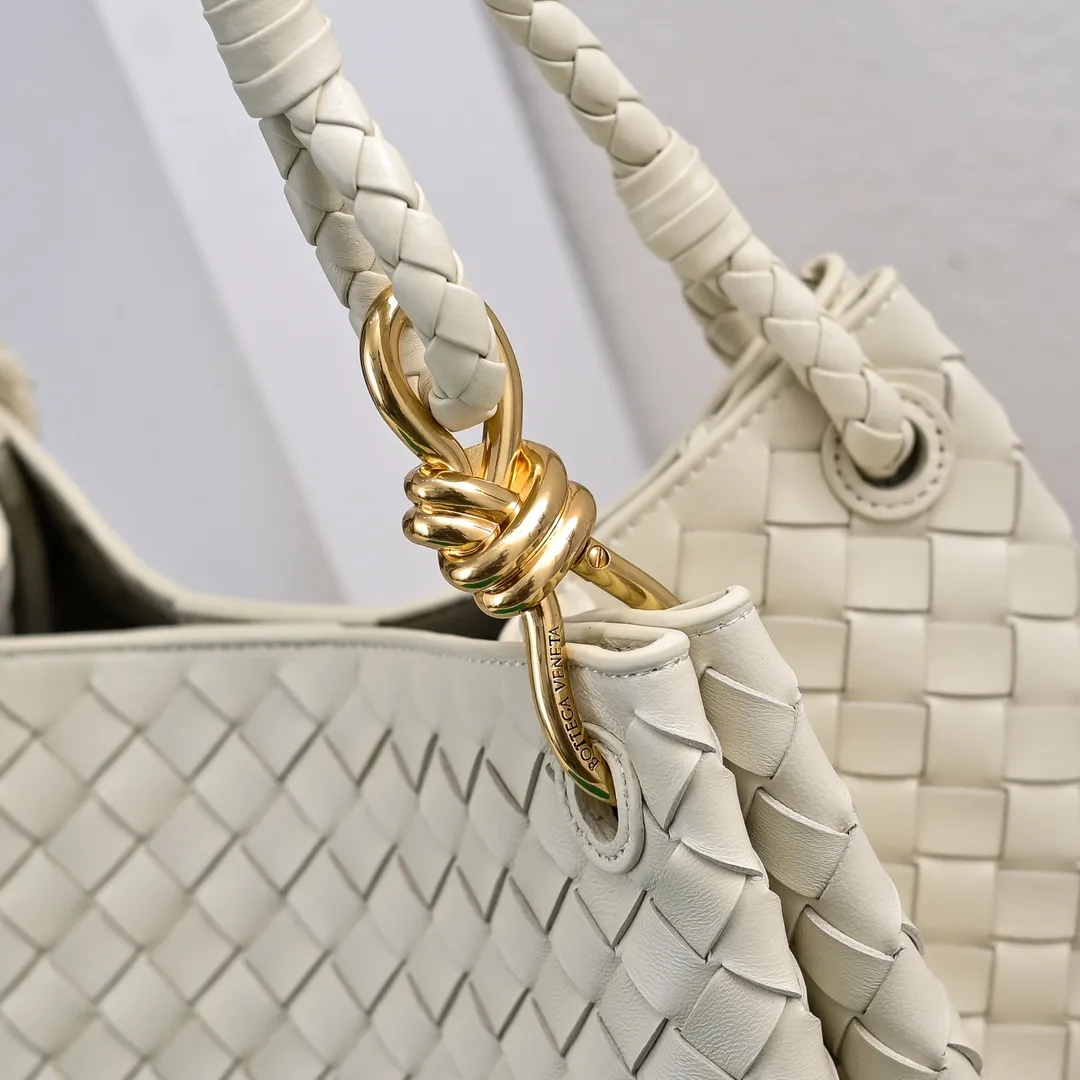 Batch 2660 24 early autumn new model Andiamo Parachute is made of a whole piece of woven leather and is processed with folding stitching at the four corners # Craftsmanship and creativity. Large size is atmospheric and practical. One of the must-selects for BV. Large space, can hold a computer, thick shoulder strap, very comfortable on the shoulder. Large parachute upper body real photo can be carried on the back. The upper body is versatile and cute☺️ Style number: 6571 Size: 30*26*20cm